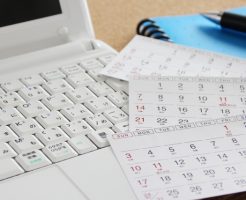 パソコンとカレンダー